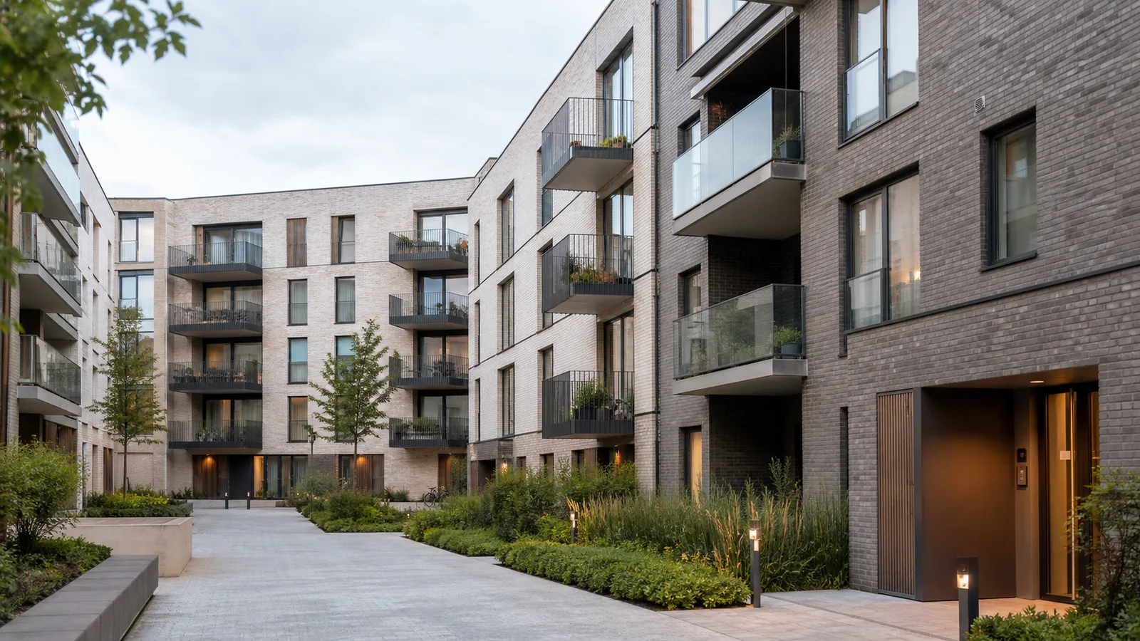 Sfeerbeeld van een hedendaags Belgisch appartementsgebouw met gemeenschappelijke delen