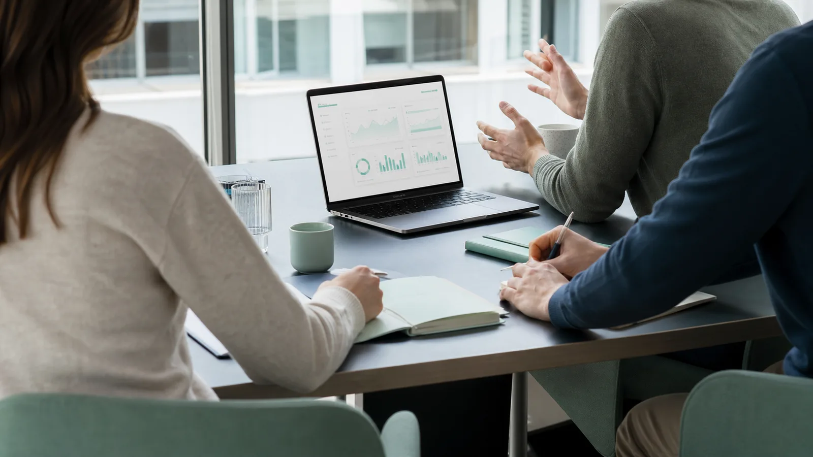 Sfeerbeeld van samenwerking rond een digitaal platform, niet de oprichters van Synea